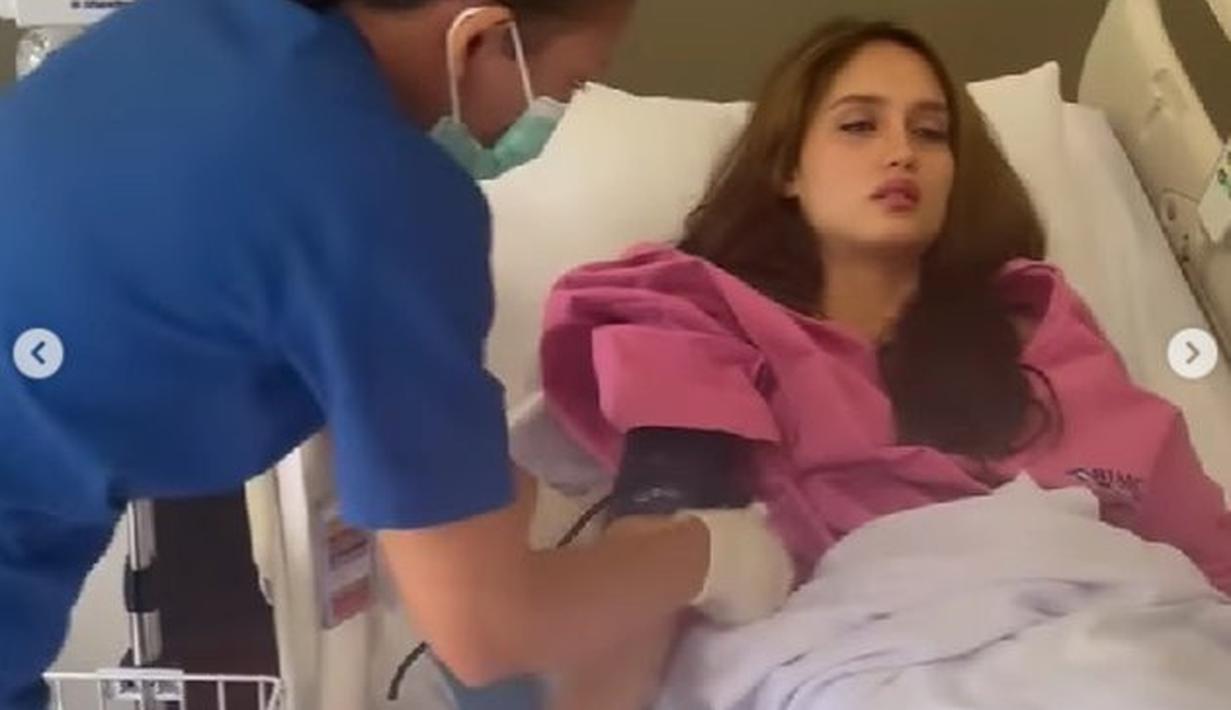 "After 3 months of working 7 days/week, 18 hours/day, my body finally gave up on me," tulis bintang serial Daniel & Nicolette itu. (instagram.com/claurakiehl)