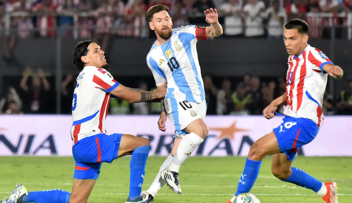 Kemenangan berharga tuan rumah Paraguay dicetak oleh gol spektakuler Antonio Sanabria melalui tendangan salto dan sundulan Omar Alderete. Sementara itu, Argentina sempat unggul cepat lewat aksi Lautaro Martinez pada menit ke-11. (AFP/Jose Bogado)
