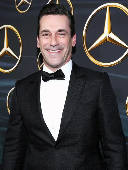 "Bekerja di restoran memberikan banyak pelajaran. Dari sana aku belajar cara bersikap baik pada orang lain," jelas Jon Hamm. (Phillip Faraone/Getty Images/USweekly)