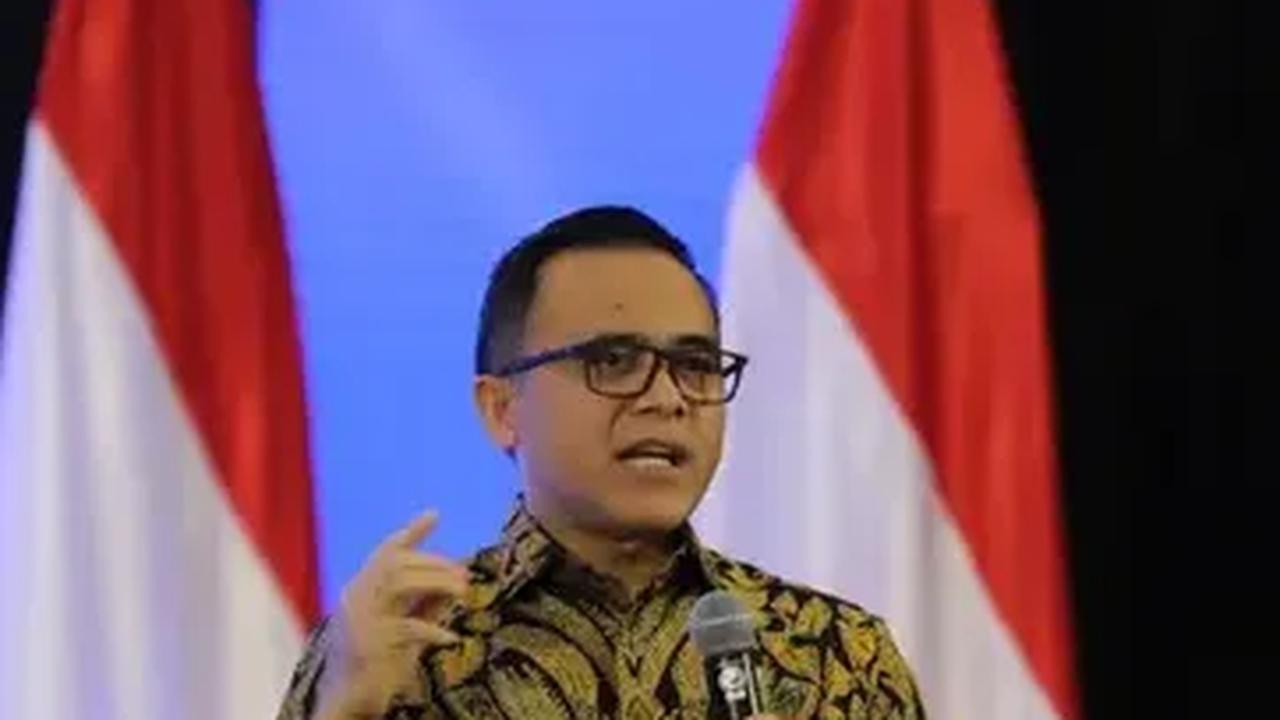 "Tidak dong, tidak boleh ada rekrutmen tenaga honorer yang baru. Kan ini datanya sudah masuk dia tidak boleh ada data honorer baru," kata Anas kepada media, Jakarta, Senin (11/9).