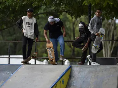Sejumlah Pemain skateboard bersiap untuk berlatih di taman skate di Banda Aceh (8/11/2020). (AFP/Chaideer Mahyuddin)