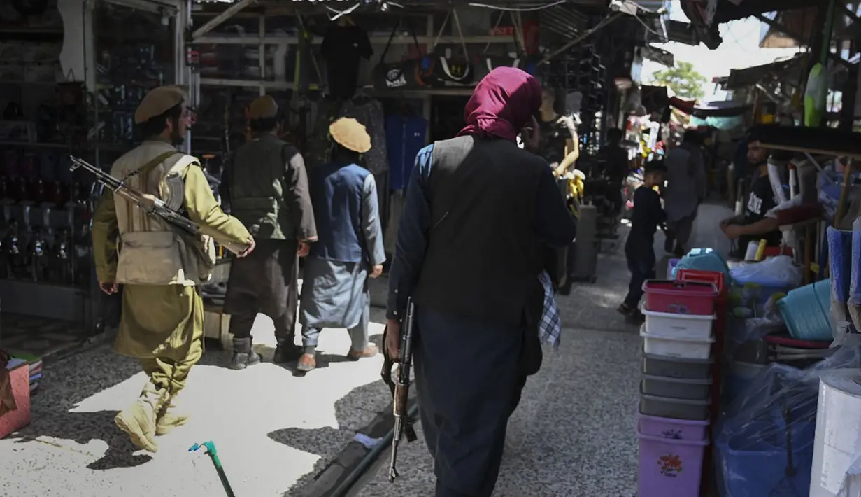 Pasukan Taliban tiba untuk berbelanja di Pasar Bush, Kabul, Afghanistan, Kamis (9/9/2021). Taliban menguasai Afghanistan setelah pasukan Amerika Serikat angkat kaki. (AAMIR QURESHI/AFP)