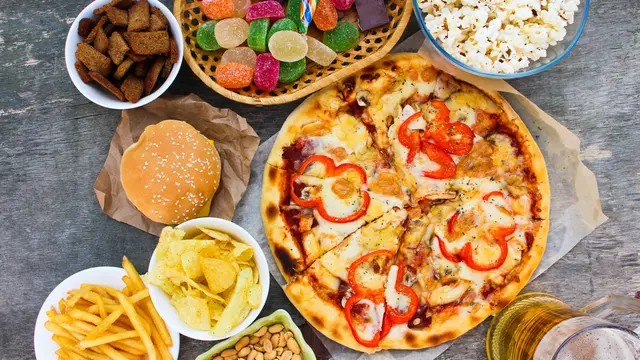 Siapin Makanan dan Minuman Favorit Lo