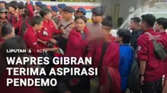 Sementara itu, Wakil Presiden Gibran Rakabuming Raka menemui mahasiswa yang menuntut evaluasi MBG dan menolak kenaikan harga BBM nonsubsidi. Sebelum akhirnya bisa bertemu Wakil Presiden, mahasiswa sempat terlibat saling dorong dengan aparat Kepolisia...
