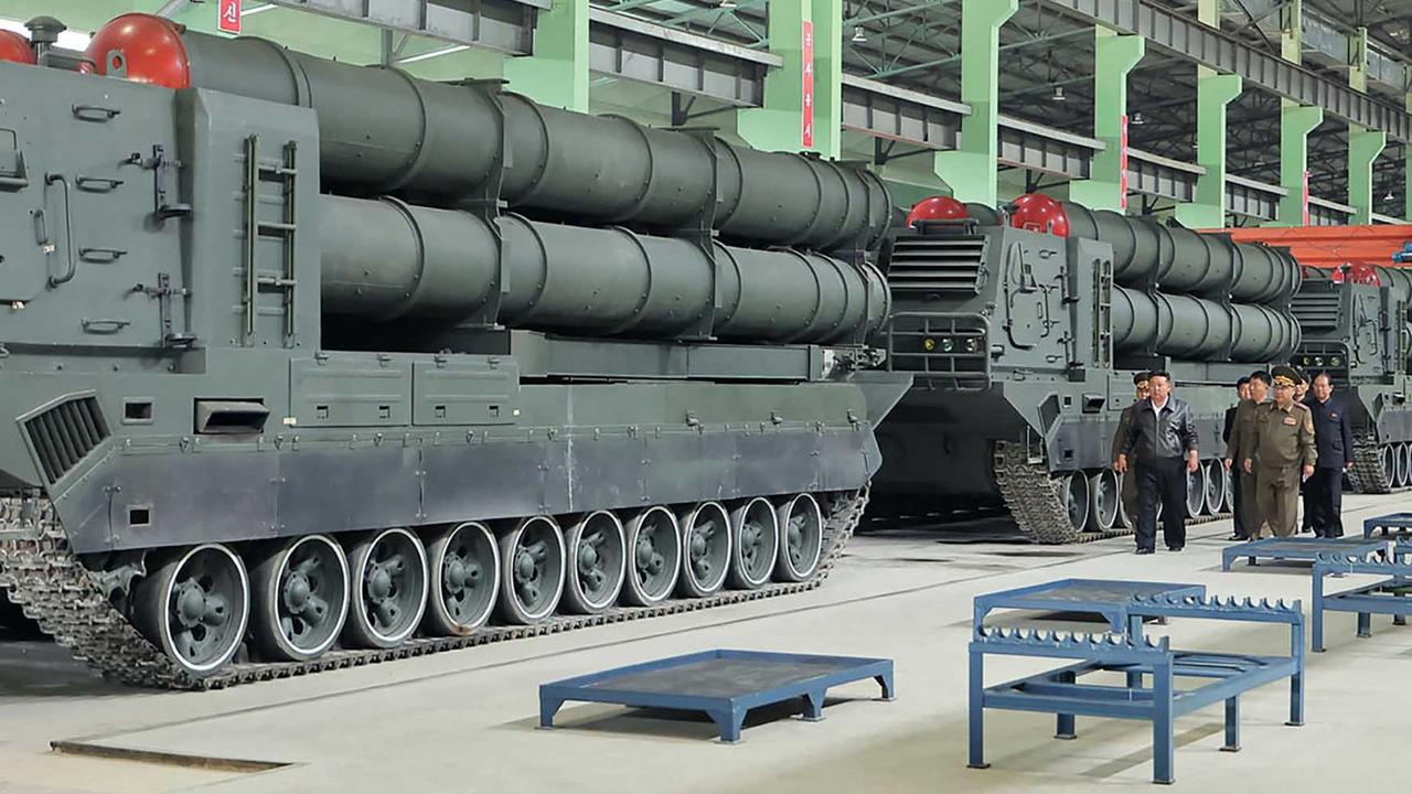FOTO: Kunjungan Presiden Korut Kim Jong Un ke Pabrik Tank yang “Dirahahasiakan”