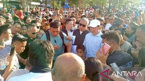 Jokowi Dikerubuti Warga Saat Jalan Santai di Car Free Day Kupang