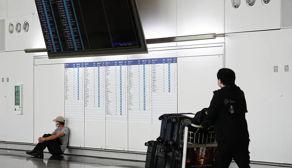 Seorang penumpang berjalan melewati aula keberangkatan di bandara internasional Hong Kong di Hong Kong, Jumat (23/9/2022). Pelancong yang akan memasuki Hong Kog hanya perlu menunjukkan hasil negatif COVID-19 dari Rapid Test yang dilakukan dalam waktu 24 jam sebelum penerbangan. (AP Photo/Lam Yik)