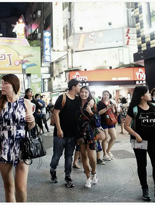 Beberapa foto romantis di unggah ke akun Instagram keduanya. Bahkan banyak nitizen merasa iri dengan romantis dan keharmonisan pasangan yang menikah pada 1 Oktober 2015 silam.  (Instagram/glennalinskie)