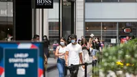 Sejumlah pelanggan yang mengenakan masker berbelanja di CF Toronto Eaton Center di Toronto, Kanada, pada 7 Juli 2020. Penggunaan pelindung wajah di dalam ruangan dan tempat yang dapat diakses publik menjadi suatu kewajiban di Kota Toronto pada Selasa (7/7). (Xinhua/Zou Zheng)