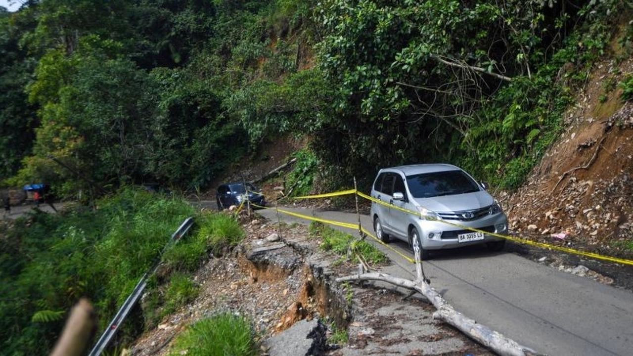 Lalin Kelok 44 Maninjau Lancar Meski Tiga Titik Jalan Terban Parah