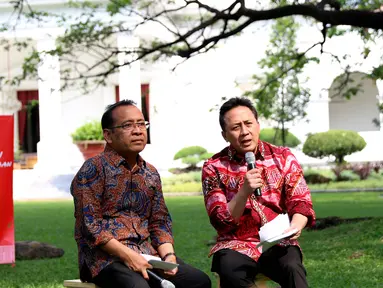 Badan Ekonomi Kreatif (Bekraf) Triawan Munaf (kanan) memberi keterangan kepada awak media di taman Istana, Jakarta, Jumat (28/7). Dalam keterangan tersebut menjelaskan tentang bulan kemerdekan 2017. (Liputan6.com/Angga Yuniar)