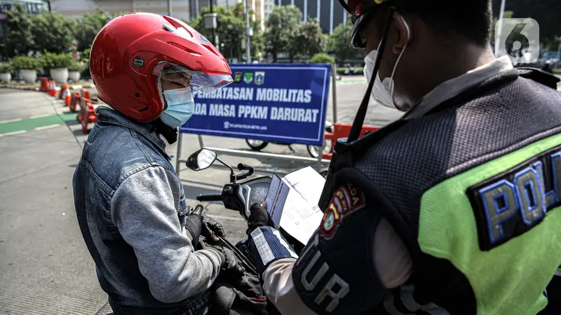 FOTO: Sepinya Jalan Utama Jakarta di Masa PPKM Darurat