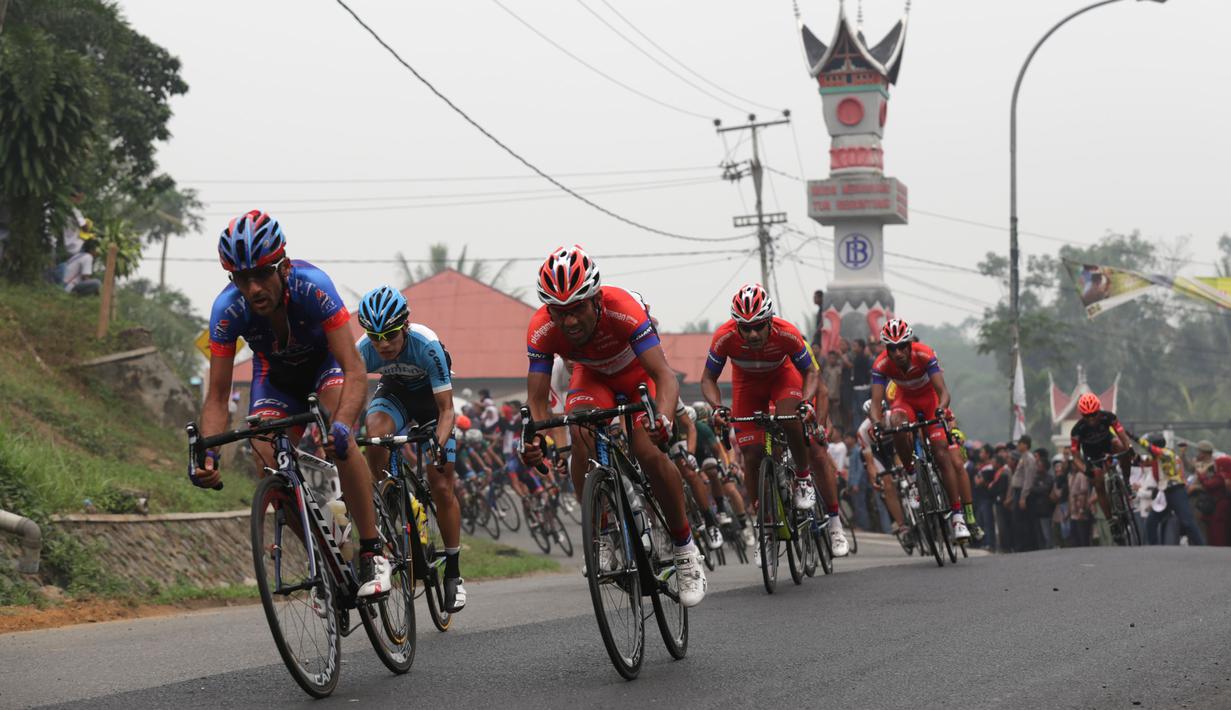 Para pebalap memacu sepedanya dalam Etape 3 Tour de Singkarak 2015 antara Sijunjung menuju Dharmasraya, Sumatra Barat, Senin (5/10/2015). (Bola.com/Arief Bagus)