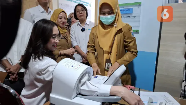 Menparekraf Coba Alat Pengukur Tekanan Darah di Momen Launching Program Cek Kesehatan Gratis Ulang Tahun