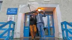 Richard Dowlin (kiri) dan Cormac Gollogly usai melangsungkan pernikahan di kantor the South Clonmel Community Care Centre di Irlandia, (17/11/2015). Dowlin dan Gollogly adalah pasangan gay pertama yang menikah di Irlandia. (REUTERS/Cathal McNaughton)