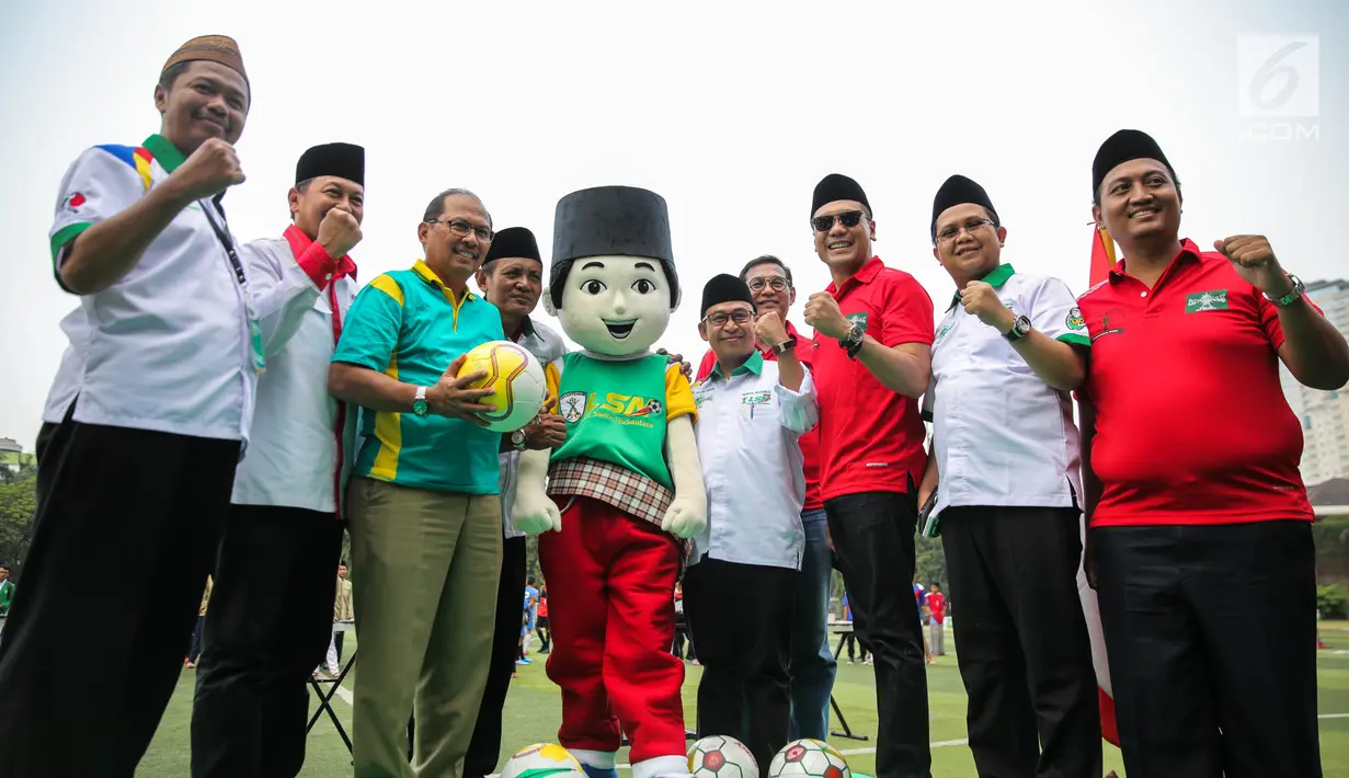 Walikota Jakarta Selatan H Tri Kurniadi, bersama perwakilan Kemenpora dan Rabithah Ma'ahid Islamiyah NU (RMI-NU) pada pembukaan Liga Santri Nusantara, di Gor Pertamina Simprug, Jakarta, Senin (4/9).  Liputan6.com/Faizal Fanani)