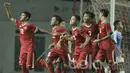 Pemain Timnas Indonesia U-16 merayakan gol yang dicetak Yadi Mulyadi ke gawang Singapura pada laga uji coba di Stadion Wibawa Mukti, Cikarang, Kamis, (8/6/2017). Indonesia menang 4-0. (Bola.com/M Iqbal Ichsan)