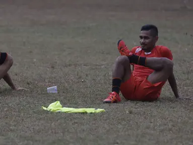 Pemain Persija, Ismed Sofyan dan Ramdani Lestaluhu berlatih jelang turnamen Piala Jenderal Sudirman di Lapangan National Youth Training Center, Sawangan, Depok, Jawa Barat, Senin (2/11/2015). (Bola.com/Vitalis Yogi Trisna)