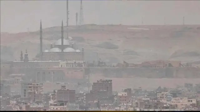 Masjid Mohammed Ali dan Cairo Citadel (Benteng Kairo) sebagian tertutup oleh badai pasir di Kairo pada 1 Juni. (AFP)