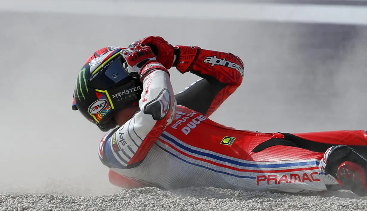 Pembalap MotoGP Francesco Bagnaia terjatuh saat memimpin balapan MotoGP Emilia Romagna 2020 di Sirkuit Misano, Misano Adriatico, Italia, Minggu (20/9/2020). Bagnaia terjatuh dan tak bisa melanjutkan pertandingan yang tinggal tersisa tujuh lap. (AP Photo/Antonio Calanni)
