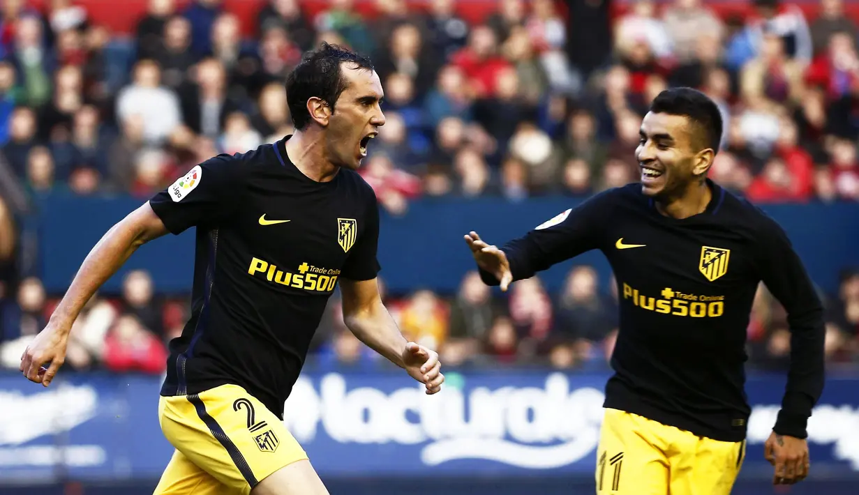 Diego Godin mencetak gol pertama Atletico Madrid saat melumat Osasuna 3-0 dalam laga La Liga di Stadion El Sadar, (27/11/2016). ( EPA/Jesus Diges)