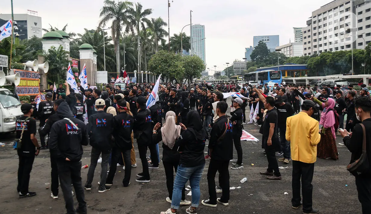 Demonstran berorasi saat berunjuk rasa di depan Gedung MPR/DPR/DPD, Jalan Gatot Subroto, Jakarta, Jumat (20/5/2022). Demonstran menuntut berbagai isu, di antaranya Omnibus Law dan penurunan harga sembako serta bahan bakar minyak (BBM). (Liputan6.com/Johan Tallo)
