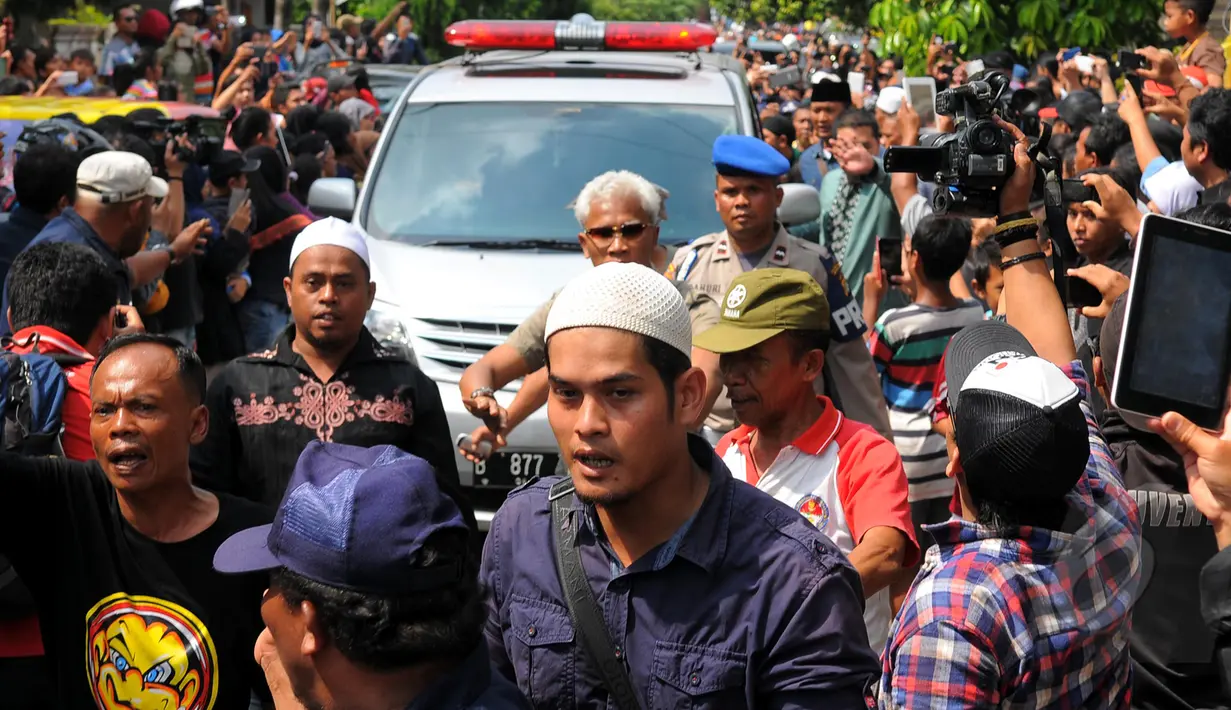 Mobil ambulan yang membawa jenazah Olga Syahputra tiba di rumah duka pukul 9.45 WIB, Jakarta, Sabrtu (28/3/2015). Ribuan orang memadati sepanjang jalan kediaman Olga Syahputra (Liputan6.com/Faisal R Syam)