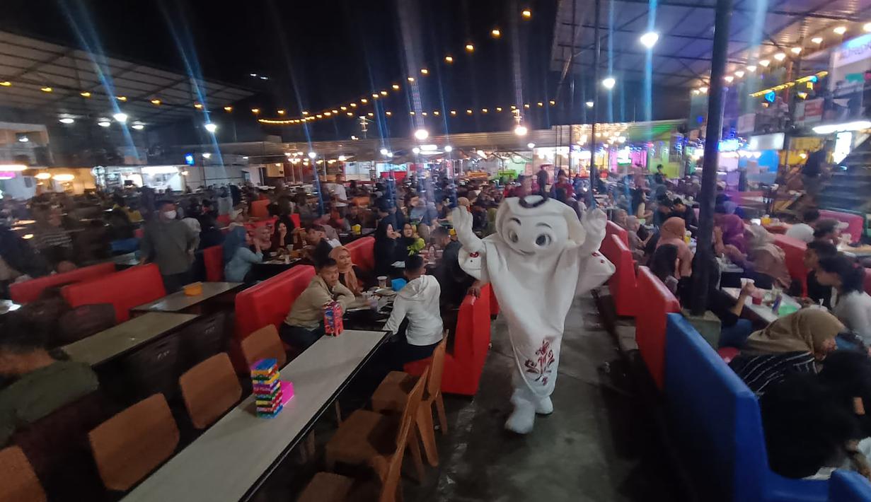 La'eeb berkesempatan menyapa dan mengunjungi para warga Makassar yang tengah menghabiskan malam Minggunya dengan bersantai sambil menikmati aneka kuliner. (Procomm Surya Citra Media)