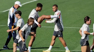 Penyerang Real Madrid, Kylian Mbappe (kedua kanan) saat sesi latihan menjelang pertandingan sepak bola Liga Champions 2024/2025 melawan VfB Stuttgart di fasilitas latihan klub di Valdebebas, di pinggiran kota Madrid, pada 16 September 2024. (Thomas COEX/AFP)