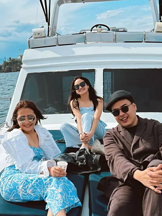 <p>Tidak hanya sendiri, dalam liburannya kali ini ia terbang ke Turki bersama dengan Prilly Latuconsina dan Jeje Soekarno. Liburan bertiga, para seleb ini bagikan berbagai momen serunya dalam media sosial Instagram. Menikmati indahnya pemandangan saat naik kapal, membuat banyak orang ingin liburan ke luar negeri. (Liputan6.co/IG/@salshabillaadr)</p>
