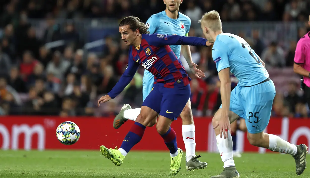 Penyerang Barcelona, Antoine Griezmann berusaha mengumpan bola dari kawalan pemain Slavia Praha, Michal Frydrych pada pertandingan lanjutan Grup F Liga Champions di stadion Camp Nou, Spanyol (5/11/2019). Barcelona bermain imbang 0-0 atas Slavia Praha. (AP Photo/Joan Monfort)