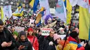 Demonstran anti-vaksin berunjuk rasa di Kiev (24/11/2021). Ratusan pengunjuk rasa memblokir jalan-jalan di pusat kota Kiev pada 24 November untuk berdemonstrasi menentang langkah-langkah anti-Covid Ukraina dan upaya vaksin, saat negara itu memerangi gelombang infeksi baru. (AFP/Genya Savilov)