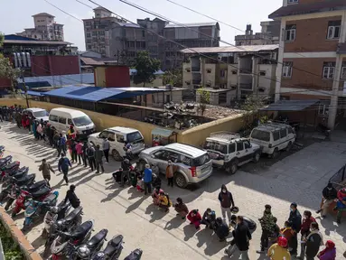 Warga Nepal mengantre untuk mendapatkan vaksinasi virus corona di sebuah rumah sakit di Kathmandu,  Rabu (19/1/2022). Kasus harian covid-19 bertambah 4.961 pada Senin, 17 Januari, lonjakan terbesar dalam lebih dari enam bulan. (AP Photo/Niranjan Shrestha)