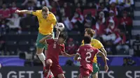 Pertarungan udara antara Harry Souttar dan Rafael Struick terjadi saat pertandingan Australia melawan Indonesia di babak 16 besar Piala Asia 2023, Minggu 28 Januari 2024.