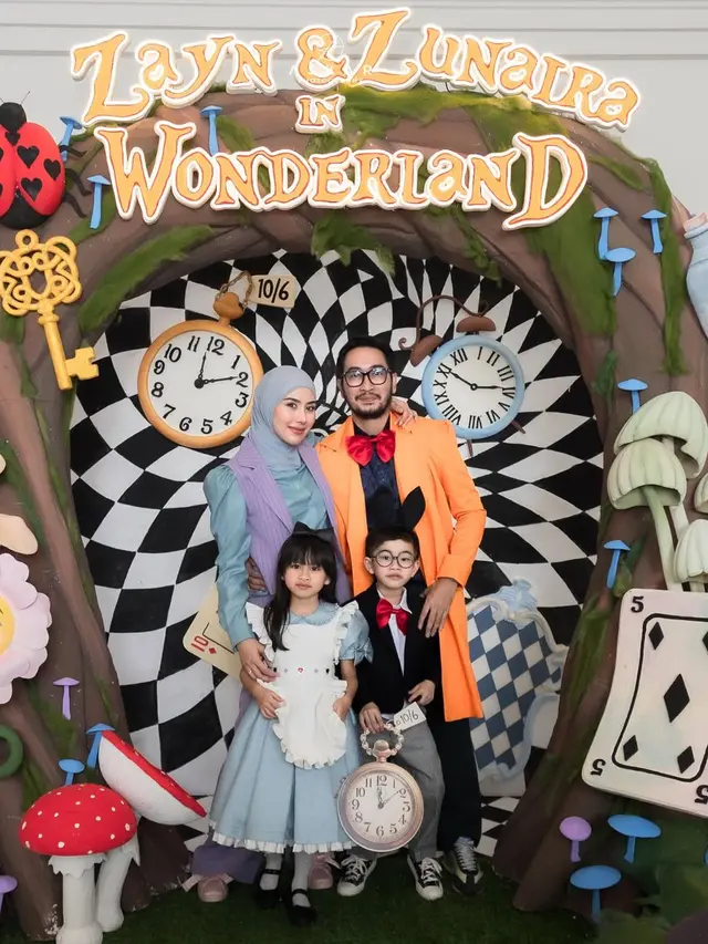 6 Potret Model Busana Syahnaz Sadiqah di Ultah Anak, Tampil Chic Pakai Outer Vest