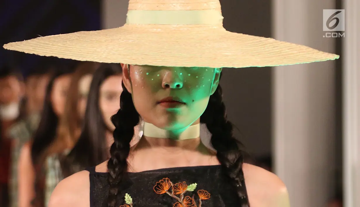 Salah seorang model dalam acara Senayan City Fashion Nation 12th Edition di Jakarta, Rabu (11/4). Para model mengenakan busana rancangan Tri Handoko, Priyo Oktaviano, dan Mel Ahyar. (Liputan6.com/Immanuel Antonius)