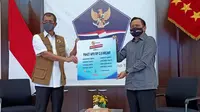 EMTEK Peduli Corona menyerahkan ribuan APD dan rapid test kit senilai total Rp 2,500,000,000 kepada Gugus Tugas Covid-19 di Graha BNPB Jakarta. (EMTEK)