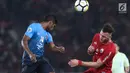 Pemain Persija, Marko Simic (kanan) berebut bola atas dengan pemain Johor Darul Takzim, Hariss Harun pada lanjutan penyisihan Grup H Piala Asia 2018 di Stadion GBK, Jakarta, Selasa (10/4). Persija menang telak 4-0. (Liputan6.com/Helmi Fithriansyah)