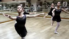Pebalet berlatih teknik dasar di studio Cicila Ballet School, Kemanggisan, Jakarta, Minggu (16/9). Sekolah balet yang berdiri September 1982 tengah mempersiapkan diri untuk mengikuti Bandung International Dance Competition. (Liputan6.com/Fery Pradolo)