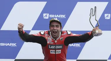 Pembalap Ducati Danilo Petrucci melakukan selebrasi usai memenangi balapan MotoGP Prancis 2020 di Le Mans, Prancis, Minggu (11/10/2020). Danilo Petrucci menjadi yang tercepat disusul Alex Marquez dan Pol Espargaro. (AP Photo/David Vincent)