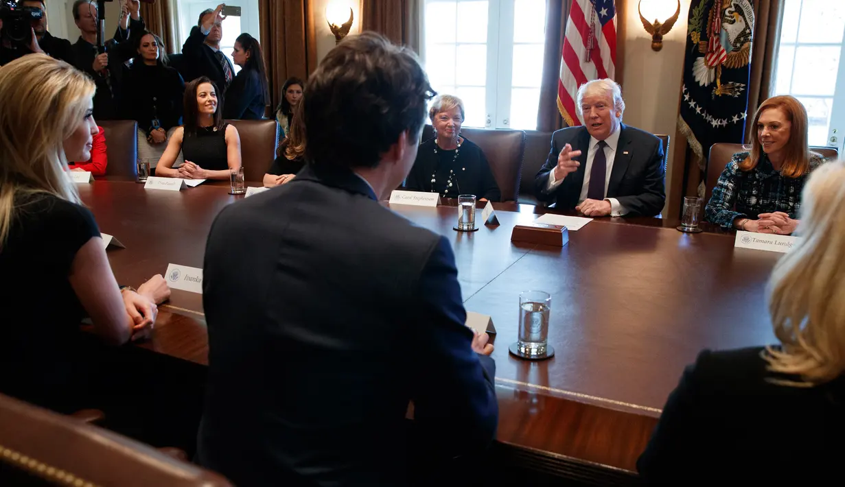 Suasana rapat Perdana Menteri Kanada dengan Presiden Donald Trump di Gedung Putih, Washington, (13/2). Pertemuan berdiskusi dengan pengusaha wanita dan pelaku bisnis. (AP Photo / Evan Vucci)