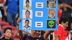 Aksi Suporter Argentina memajang gambar Messi, Neymar dan Ronaldo saat laga Argentina vs Chili pada Copa America Centenario 2016 di Stadion evi's, Santa Clara, Amerika Serikat, (7/6/2016) WIB. (AFP/Josh Edelson)