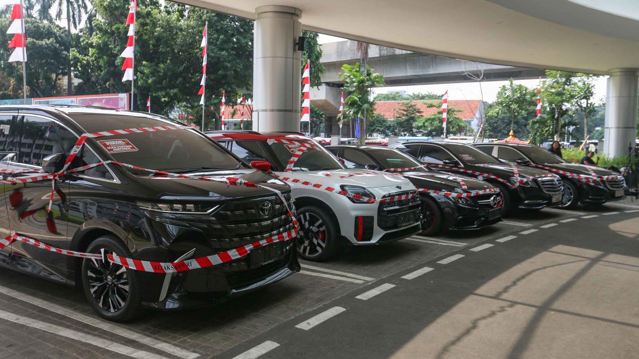 FOTO: Deretan Mobil Mewah Riza Chalid Disita Kejagung,  Terseret Kasus Korupsi Minyak Rp 285 Triliun