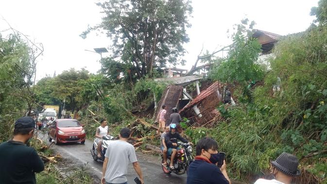 Longsor menyebabkan lahan pekuburan yang berada di daerah yang lebih tinggi itu ambruk ke Jalan Raya Manado – Tomohon. Material berupa tanah, dan batu tumpah ke jalan, yang menyebabkan kemacetan.