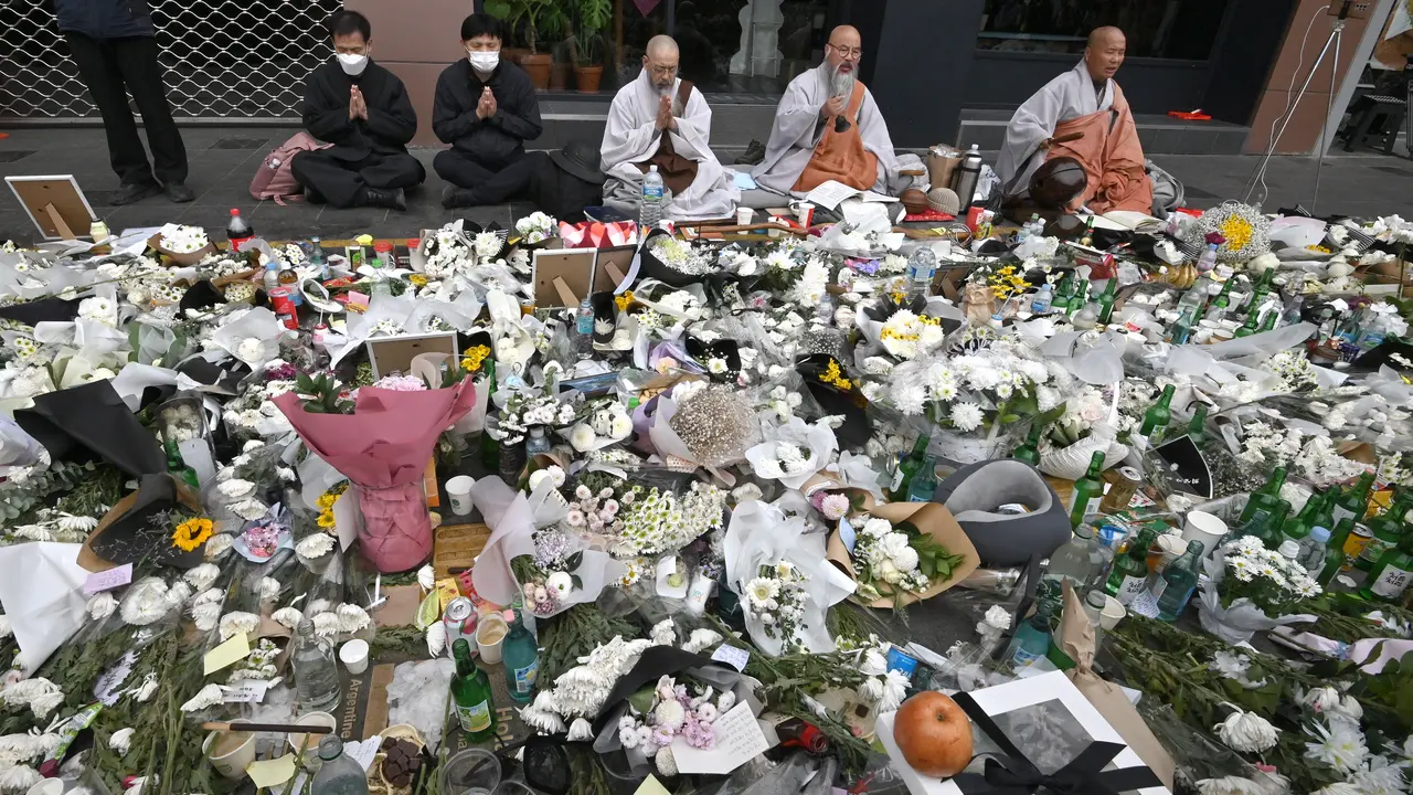 Tumpukan Bunga dan Pesan Duka untuk Korban Tragedi Halloween Itaewon