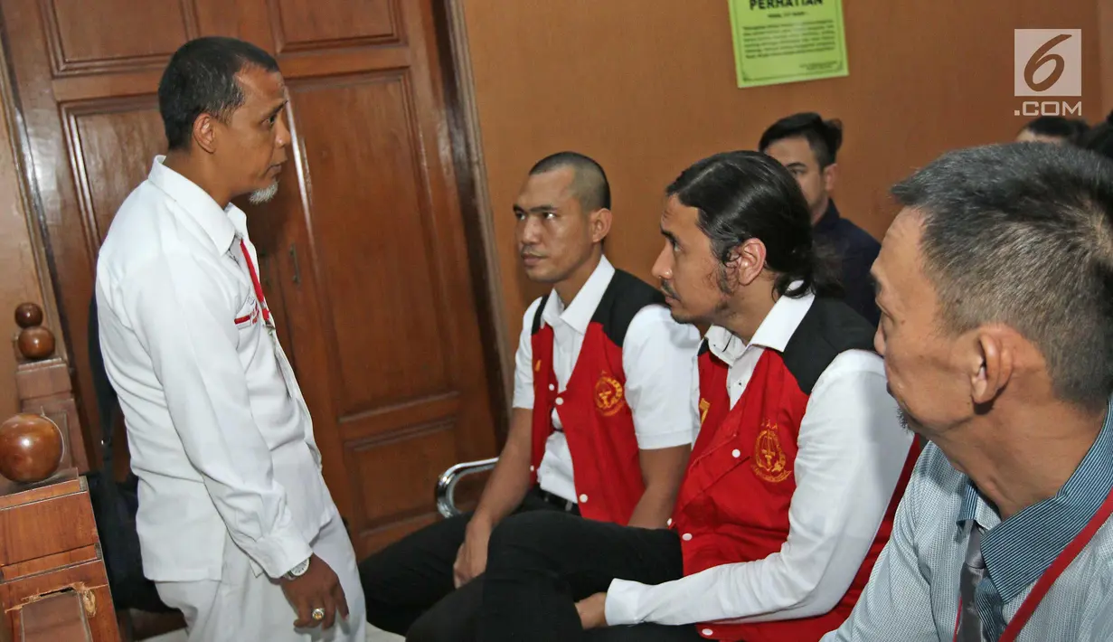 Musisi Marcello Tahitoe dan rekannya Diego berbincang dengan kuasa hukumnya saat menjalani sidang lanjutan di PN Jakarta Selatan, Selasa (31/10). (Liputan6.com/Herman Zakharia)