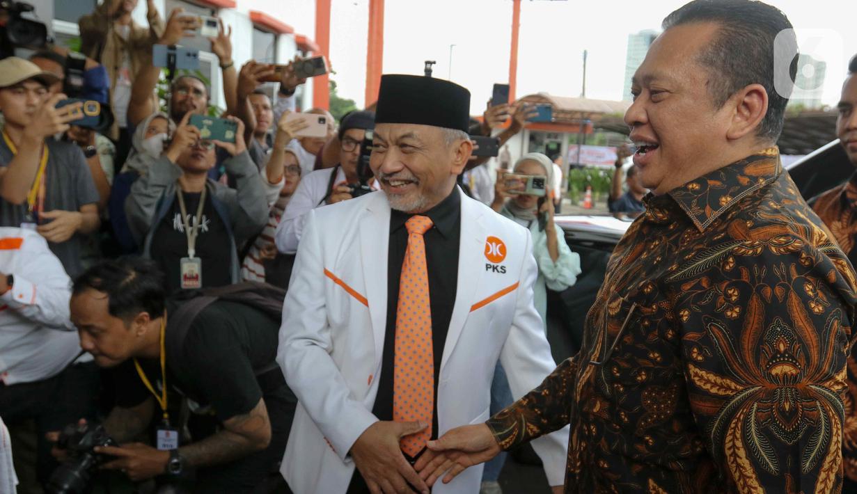 Ketua MPR RI Bambang Soesatyo disambut Presiden PKS Ahmad Syaikhu setibanya di Markas DPP PKS, Jakarta Selatan, Senin (8/7/2024). (Liputan6.com/Herman Zakharia)