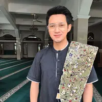 Bulan Ramadan tahun 2020 ini memang tidak seperti biasanya. Jika tahun-tahun sebelumnya masjid selalu dipenuhi para jamaah yang beribadah, namun kali ini kegiatan ibadah hanya dilakukan di rumah saja. Demikian juga dengan Chand Kelvin. (Instagram/chand_kelvin)