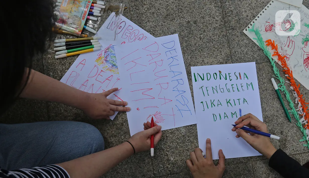 Aktivis melakukan aksi di Dukuh Atas, Jakarta, Minggu (26/9/2021). Aksi yang bertemakan "Tolak Bala, Stop Bencana" ini untuk menyerukan kepada pemerintahan Presiden Joko Widodo dan parlemen Indonesia agar segera menghentikan ketidakbijakan dalam menghadapi krisis iklim (Liputan6.com/Herman Zakharia)