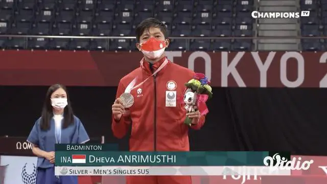 Dheva Anrimusthi mempersembahkan medali perak bagi Indonesia di nomor tunggal putra SU5 bulu tangkis Paralimpiade Tokyo 2020, Sabtu (4/9).